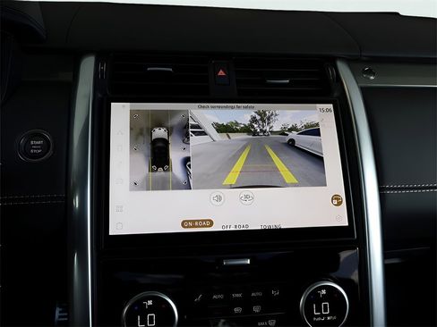 Used 2025 Land Rover Discovery Metropolitan Edition image 52