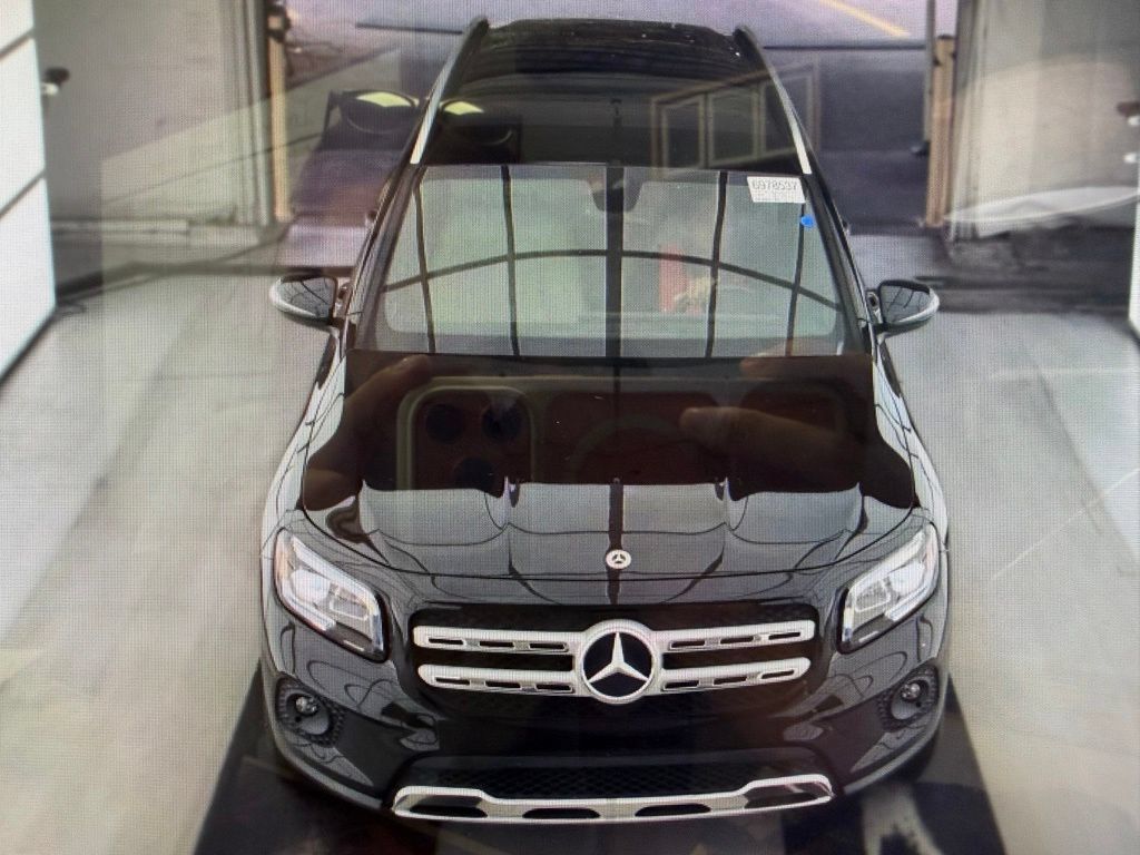 Used 2021 Mercedes-Benz GLB 250 4MATIC w/ Premium Package image 2