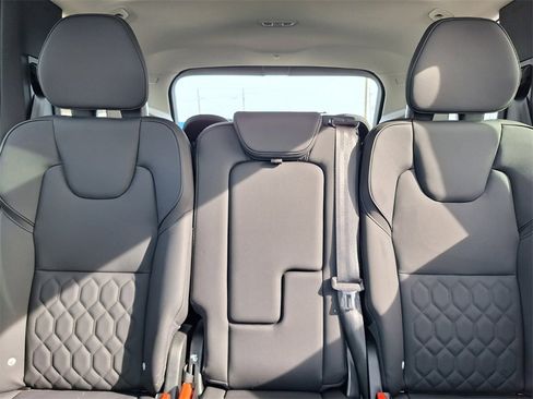 Used 2025 Volvo XC90 B6 Plus image 24