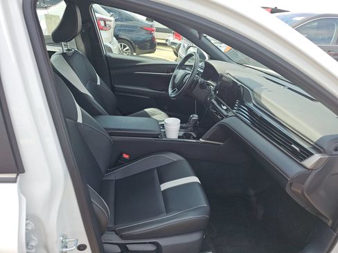Used 2025 Toyota Camry SE FWD image 8
