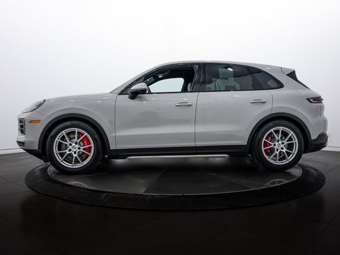 Certified 2025 Porsche Cayenne S AWD/4WD image 2