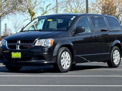 Used 2018 Dodge Grand Caravan SE w/ UConnect Hands-Free Group image 16