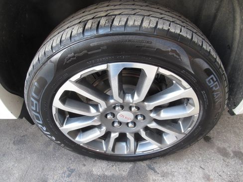 Used 2022 GMC Acadia Denali w/ Denali Ultimate Package AWD/4WD image 18