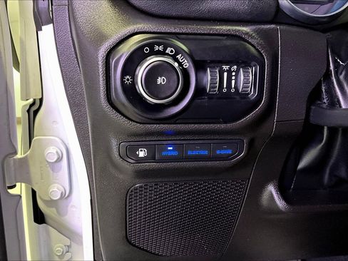Used 2022 Jeep Wrangler Unlimited Sahara w/ Cold Weather Group AWD/4WD image 16