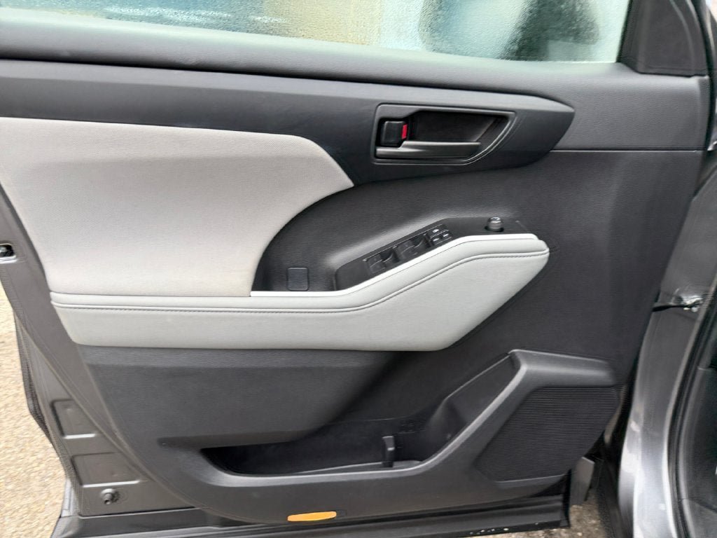Used 2023 Toyota Highlander LE FWD image 20