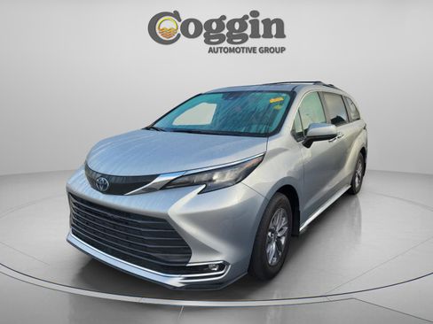 Certified 2024 Toyota Sienna XLE image 1