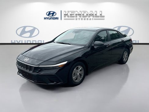 Used 2025 Hyundai Elantra SE FWD image 3