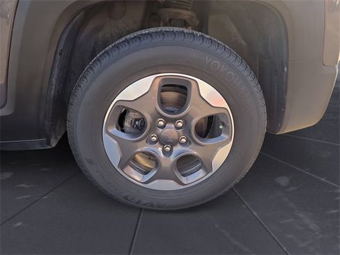 Used 2018 Jeep Renegade Latitude image 14