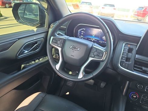 Used 2022 Chevrolet Tahoe Z71 w/ Luxury Package AWD/4WD image 9