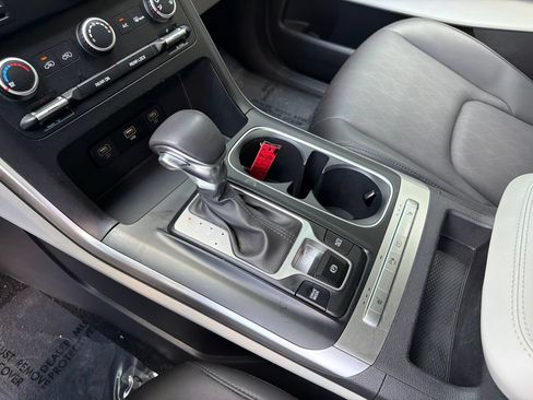 Used 2023 Kia Carnival LX FWD image 22