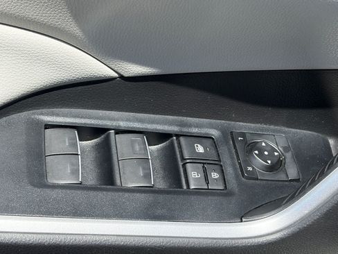Used 2022 Toyota RAV4 XLE w/ XLE Grade Weather Package FWD image 7