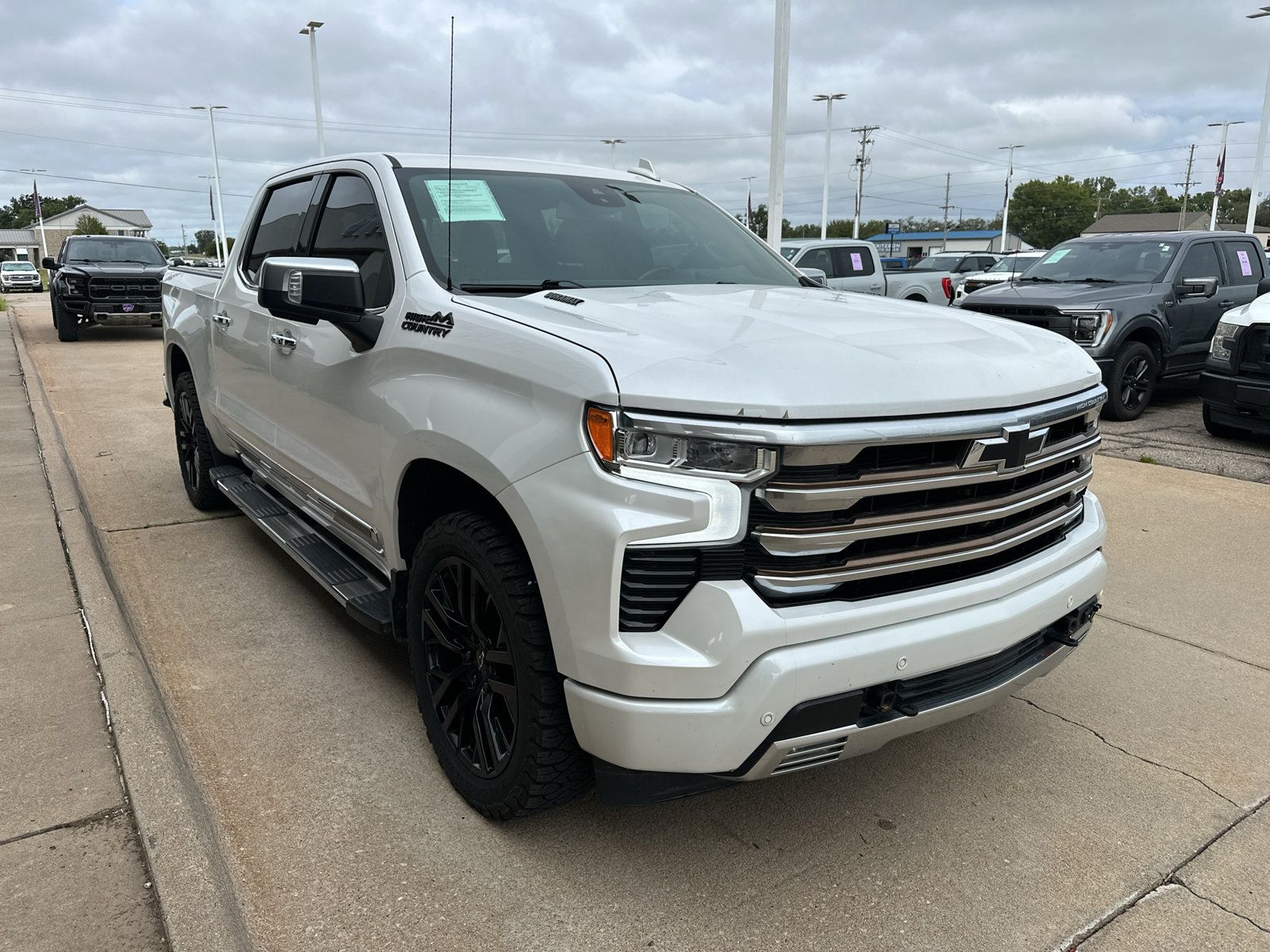 Used 2022 Chevrolet Silverado 1500 High Country w/ High Country Premium Package AWD/4WD image 9