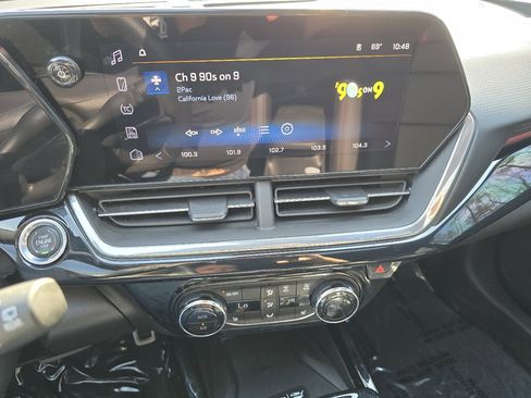Used 2024 Chevrolet Trax RS w/ Sunroof Package FWD image 32