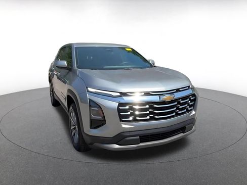 Used 2025 Chevrolet Equinox LT AWD/4WD image 3