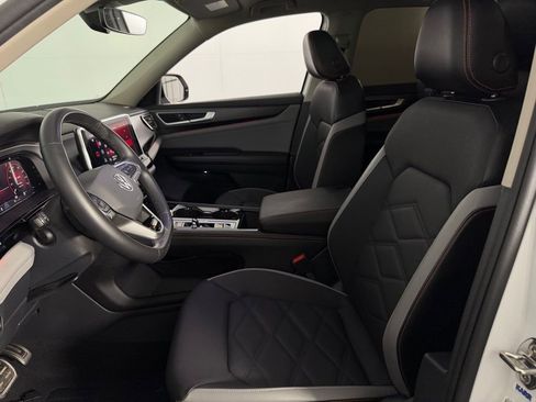 Used 2024 Volkswagen Atlas Peak Edition SE image 23