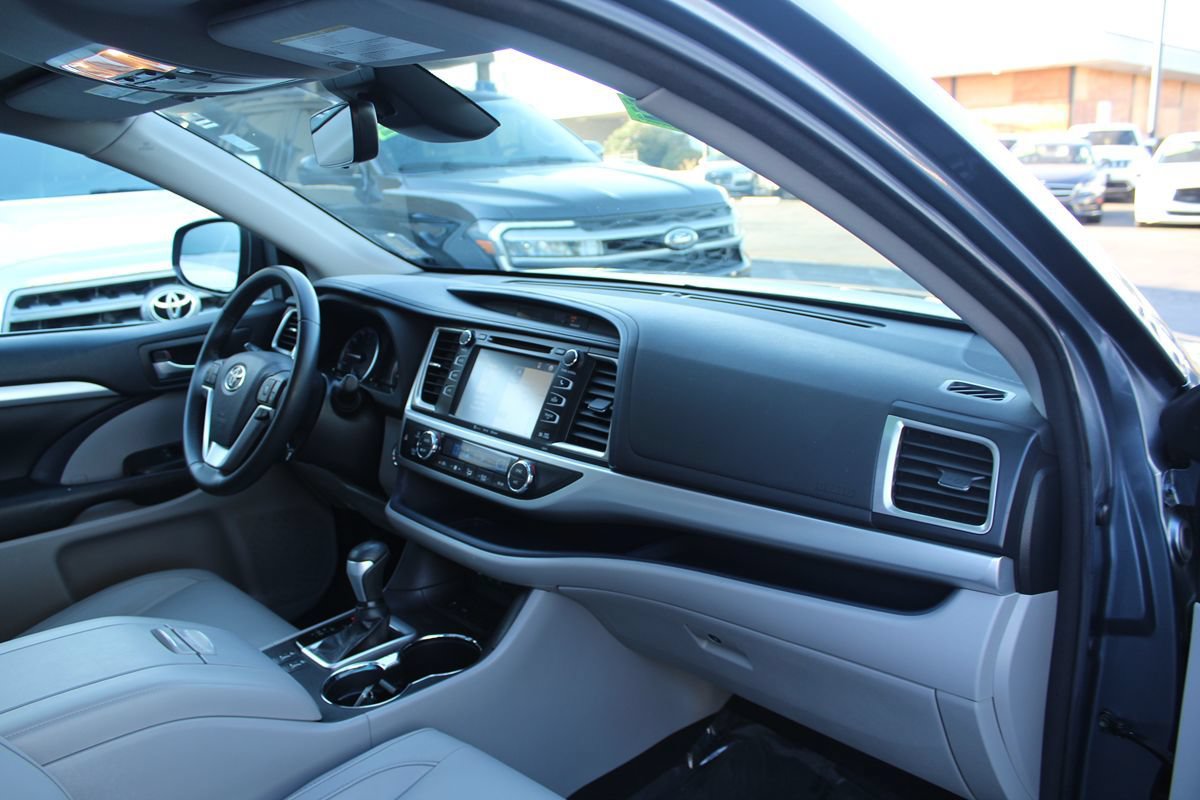 Used 2018 Toyota Highlander XLE w/ Carpet Mat Package (TMS) FWD image 22
