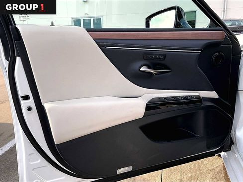 Used 2025 Lexus ES 300h w/ Premium Package image 18