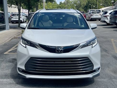 Used 2026 Toyota Sienna Limited FWD image 11