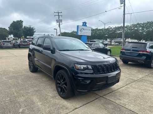 Used 2017 Jeep Grand Cherokee Altitude AWD/4WD image 3