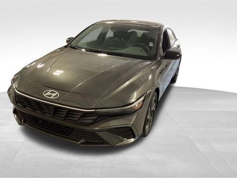 Used 2025 Hyundai Elantra Sport image 3