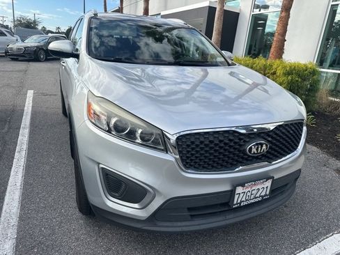 Used 2017 Kia Sorento LX w/ LX Convenience Package image 3