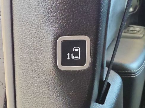 Used 2025 Chrysler Pacifica Limited FWD image 33