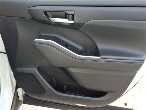 Used 2020 Toyota Highlander XLE image 10