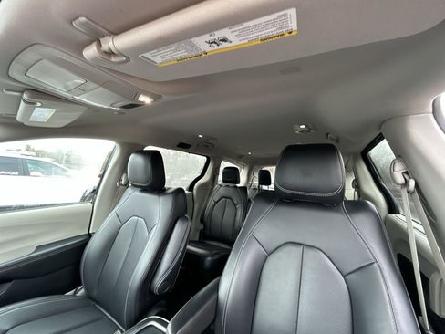 Used 2024 Chrysler Pacifica Touring-L image 21
