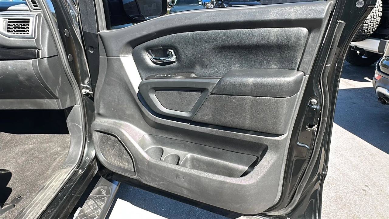 Used 2019 Nissan Titan SV w/ SV Convenience Package RWD image 30