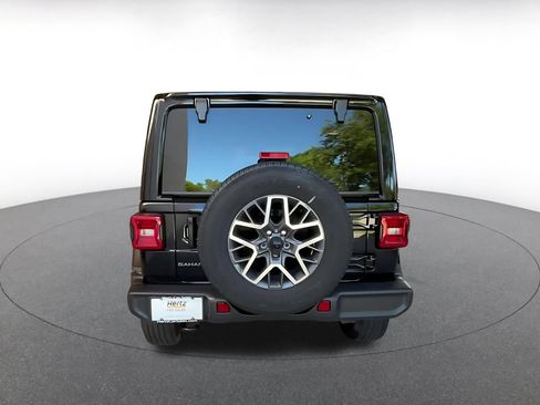 Used 2025 Jeep Wrangler Unlimited Sahara AWD/4WD image 11