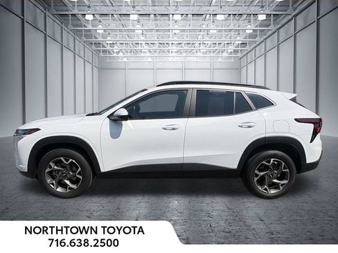 Used 2025 Chevrolet Trax LT FWD image 2