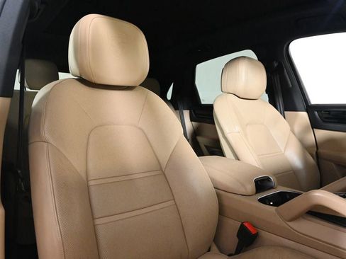 Certified 2023 Porsche Cayenne AWD/4WD image 18
