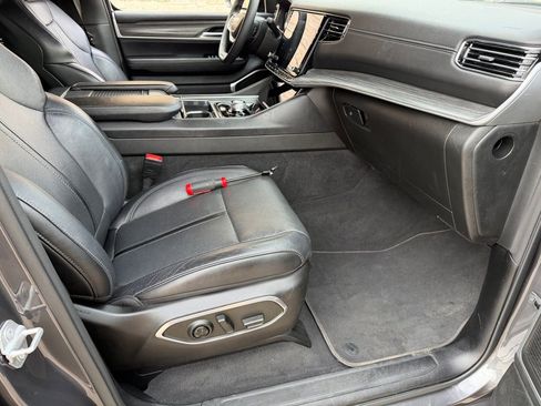 Used 2024 Jeep Wagoneer L Series II w/ Flexible Seating Group image 17