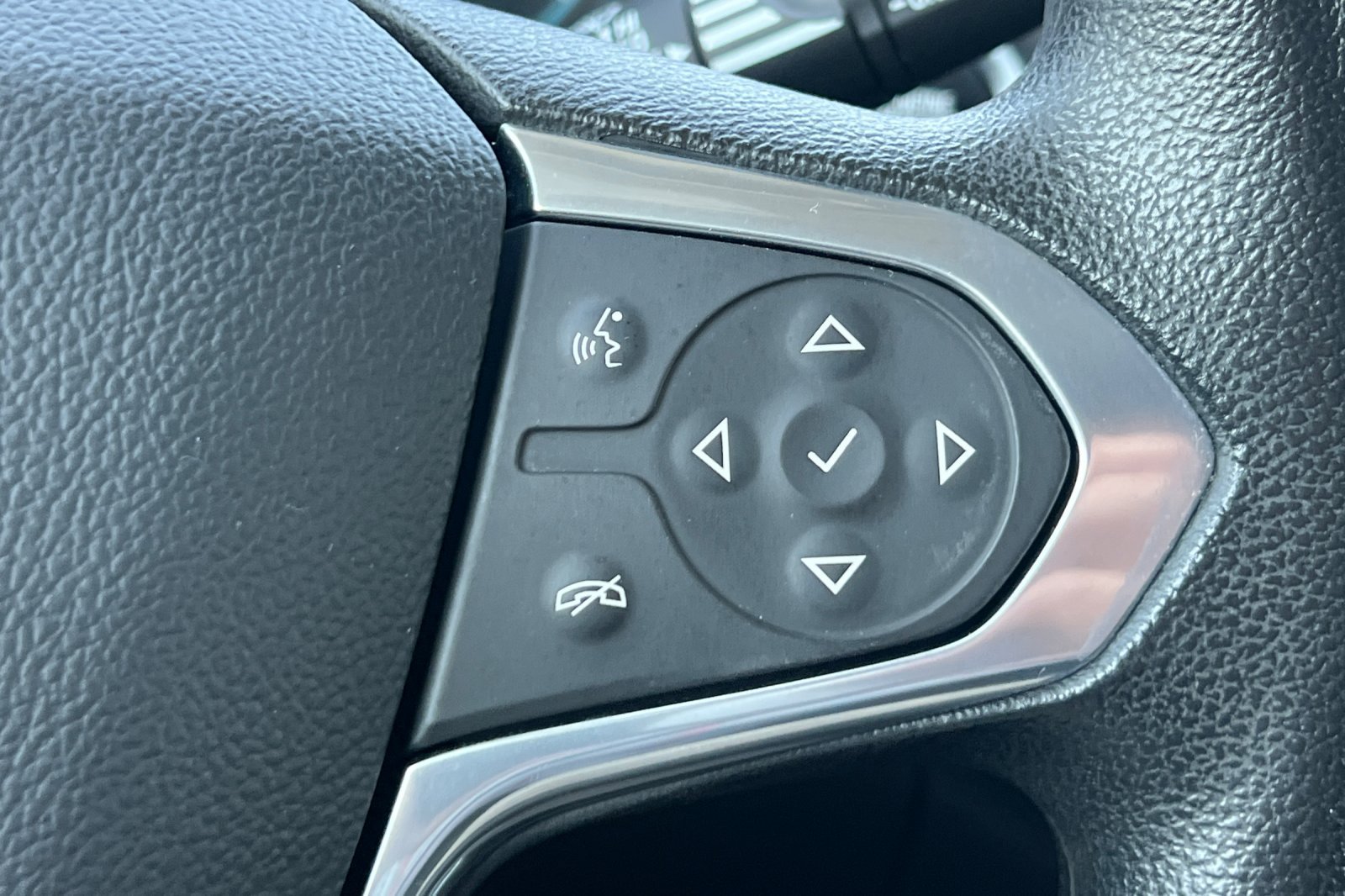 Used 2021 Chevrolet Traverse LS AWD/4WD image 33