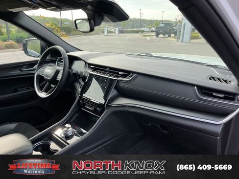 Used 2024 Jeep Grand Cherokee Altitude image 11