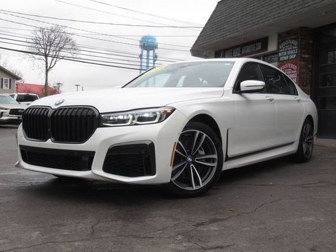 Used 2020 BMW 740i xDrive w/ M Sport Package image 39