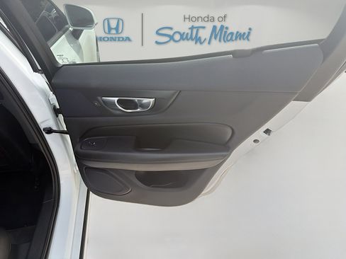 Used 2020 Volvo S60 T5 Momentum image 29