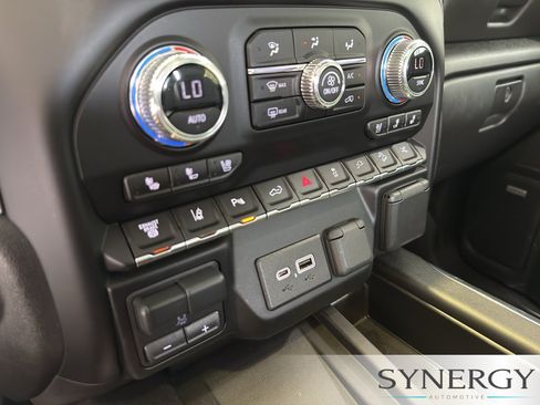 Used 2023 GMC Sierra 2500 Denali w/ Denali Black Diamond Edition AWD/4WD image 11