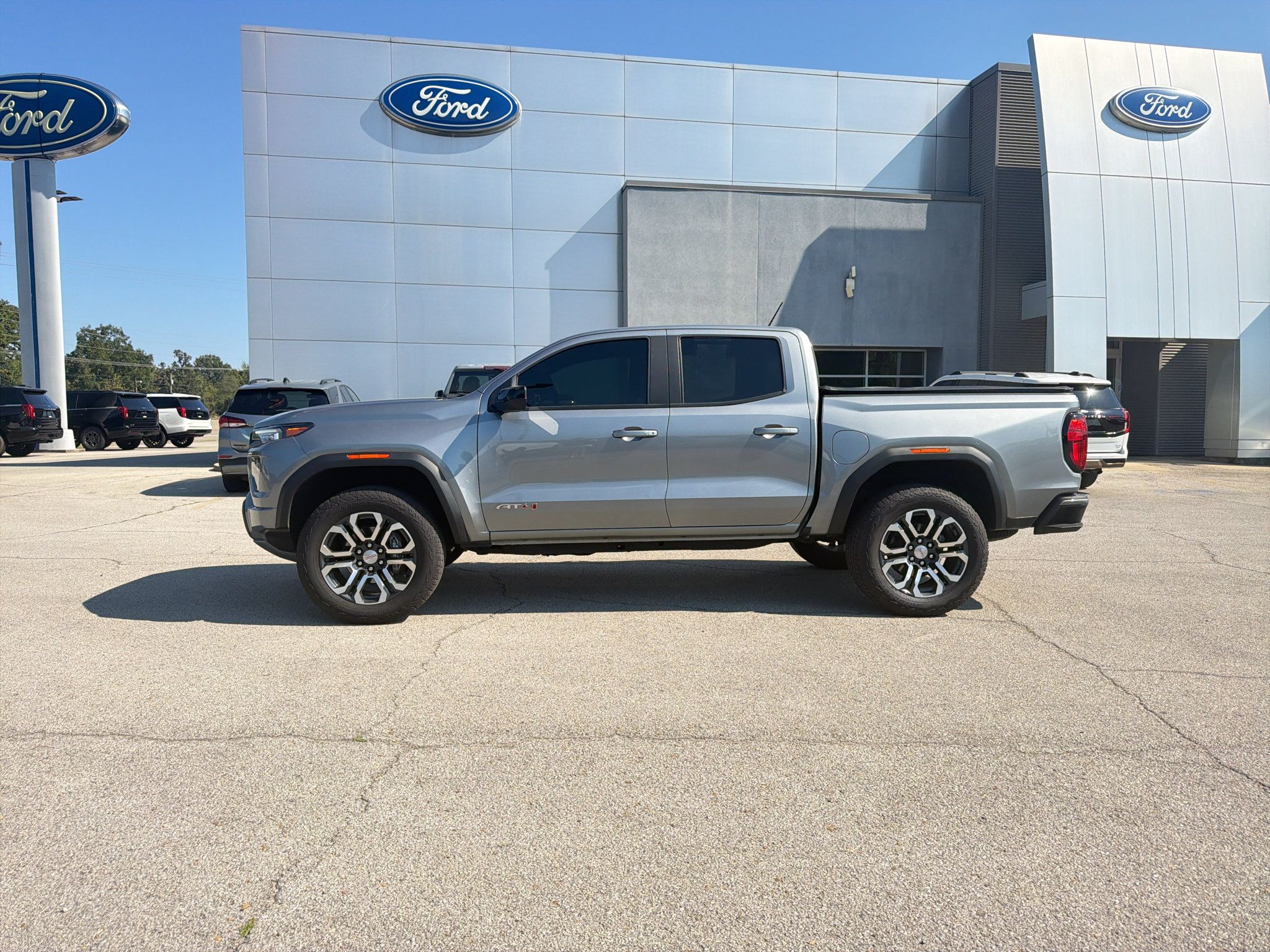 Used 2024 GMC Canyon AT4 w/ AT4 Premium Package AWD/4WD image 2