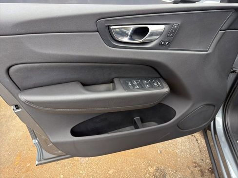 Used 2020 Volvo XC60 T6 Momentum image 11