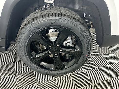 New 2025 Jeep Grand Cherokee Limited w/ Black Appearance Package image 17