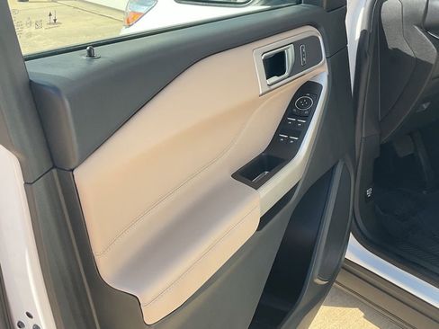 Used 2022 Ford Explorer XLT w/ Equipment Group 202A image 8