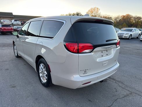 Used 2017 Chrysler Pacifica Touring image 8
