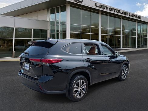 Used 2022 Toyota Highlander XLE AWD/4WD image 3