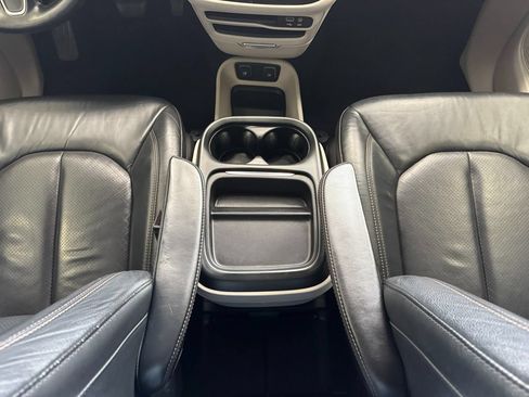 Used 2018 Chrysler Pacifica Touring-L FWD image 20