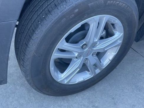 Used 2024 GMC Terrain SLE w/ Driver Convenience Package image 5