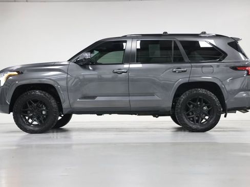 Used 2025 Toyota Sequoia Capstone AWD/4WD image 11