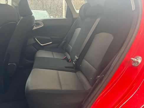 Used 2025 Kia Soul LX w/ LX Technology Package image 35