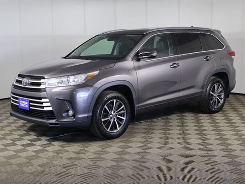 Used 2017 Toyota Highlander XLE w/ Carpet Mat Package AWD/4WD image 9