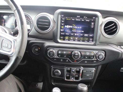 Used 2021 Jeep Gladiator Overland AWD/4WD image 9